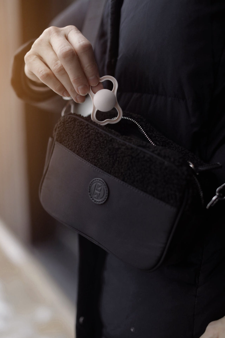 Svart, liten skötväska med axelrem